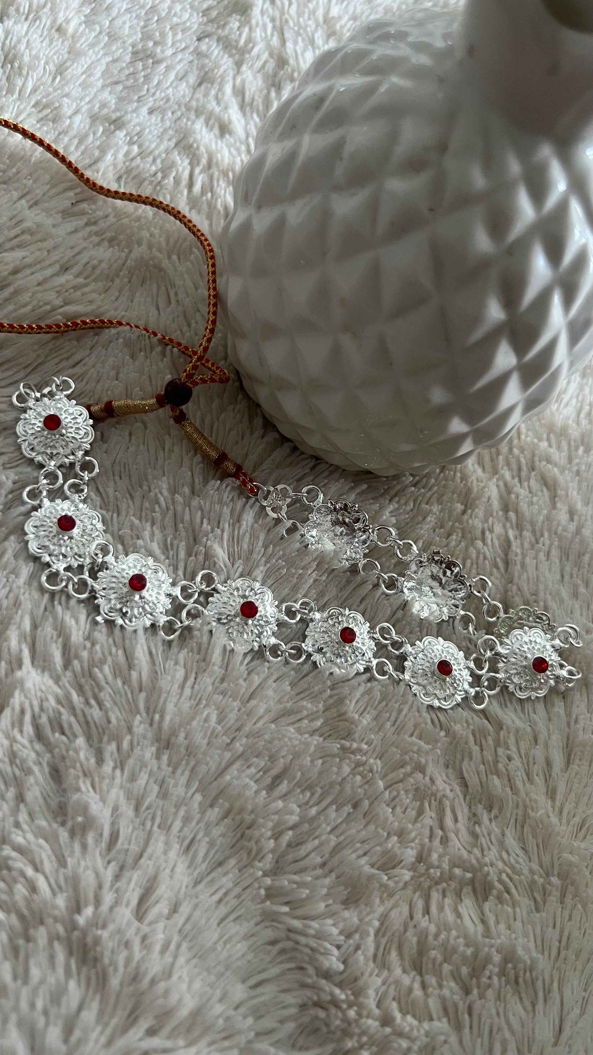 Couronne de tête Fleurs Argentées & Cristaux Rouges