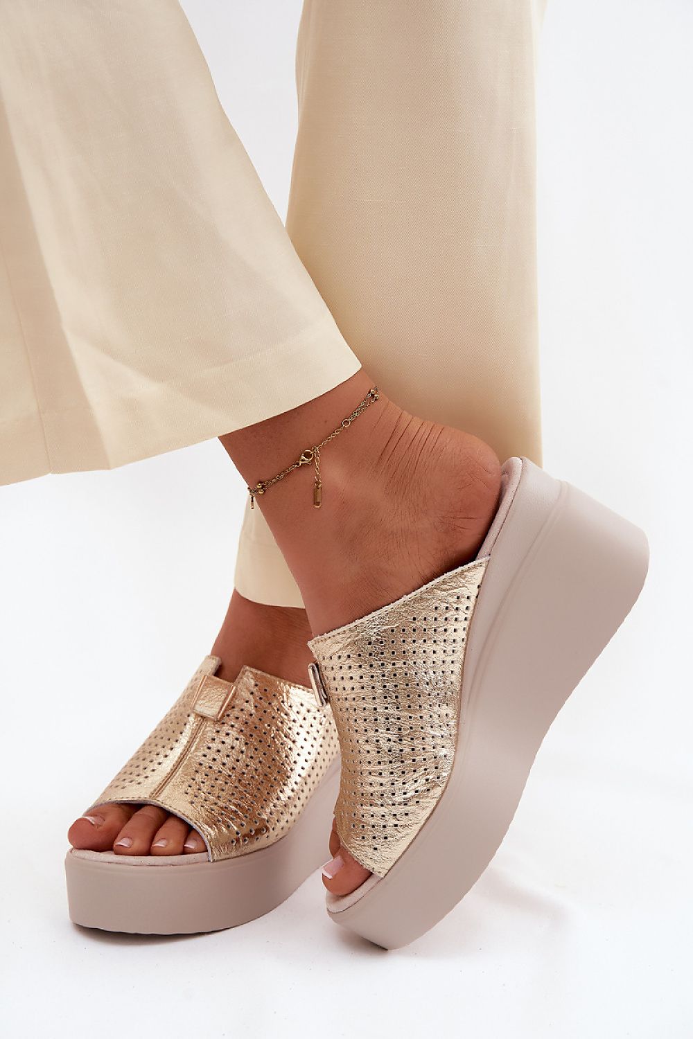 Cothurnes model 227431 Step in style