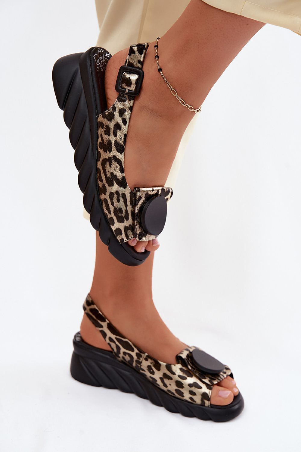 Cothurnes model 227905 Step in style