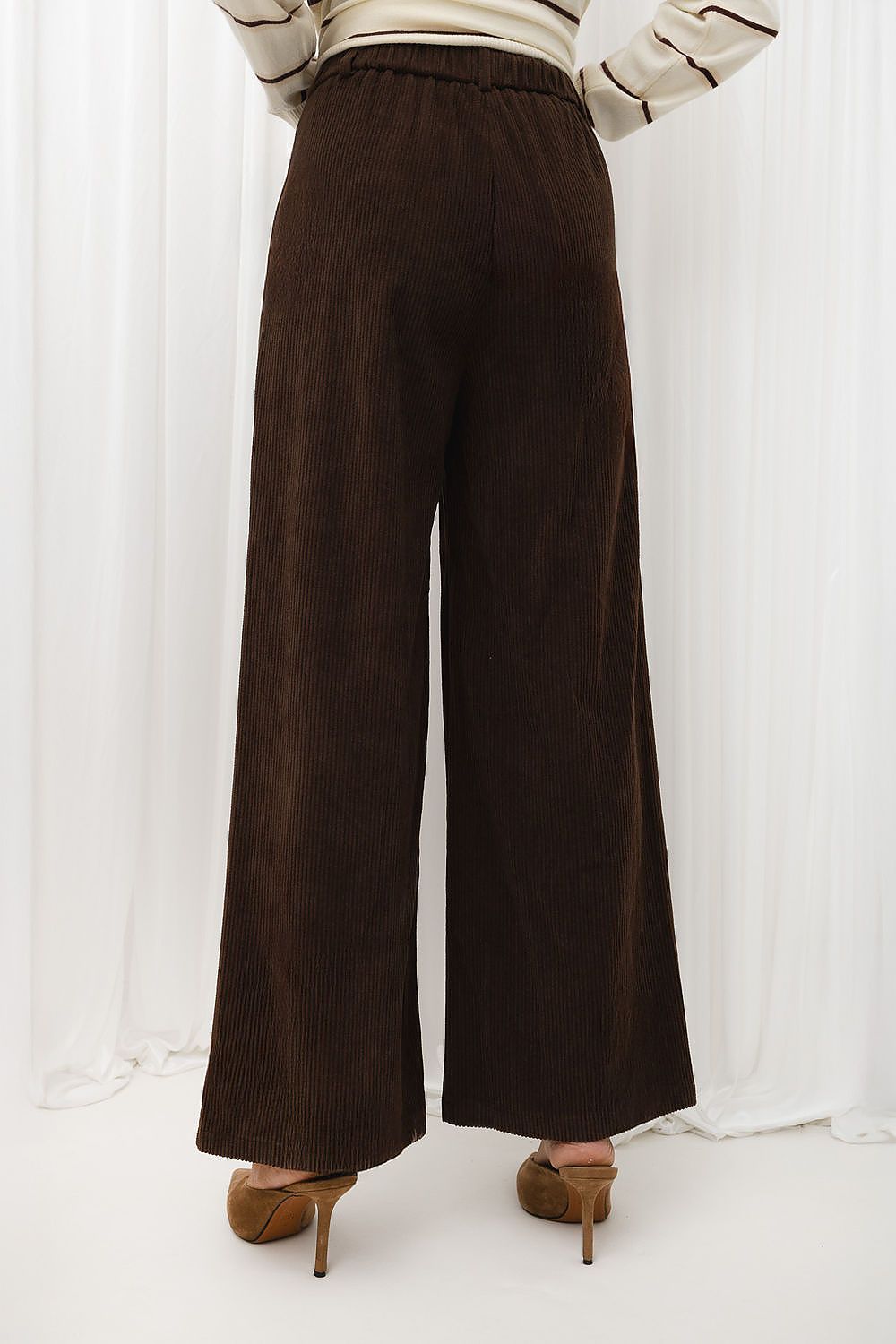 Pantalon en velours côtelé model 232406 Italy Moda