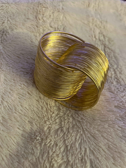 Bracelet minimaliste en fil doré
