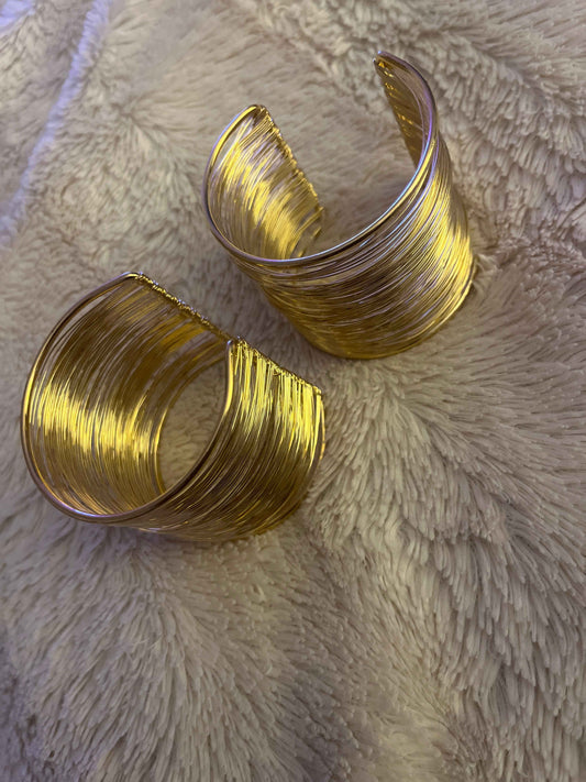 Bracelet minimaliste en fil doré