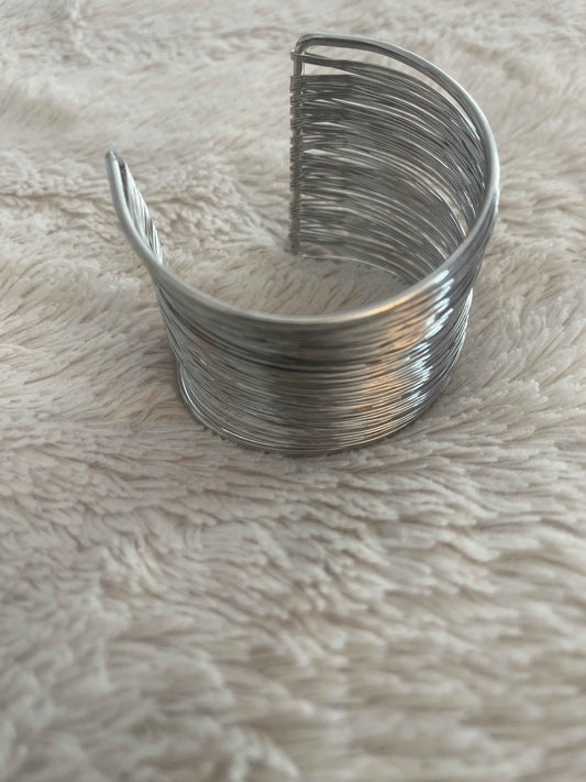 Bracelet minimaliste en fil argenté