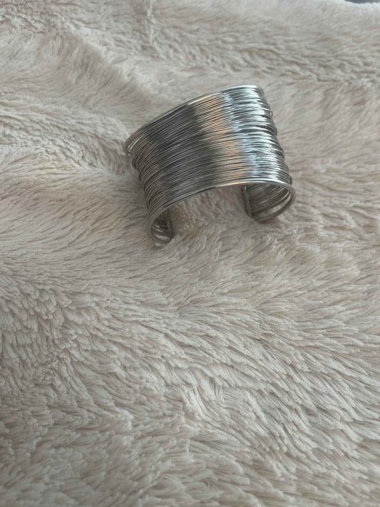 Bracelet minimaliste en fil argenté