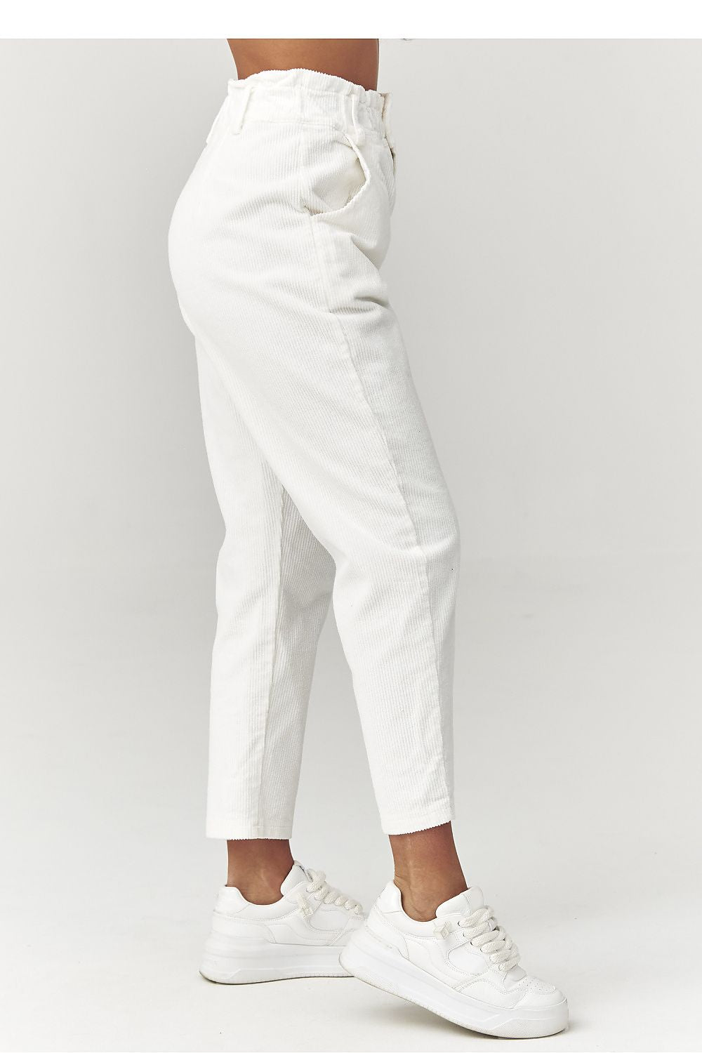  Pantalon en velours côtelé model 223242 Makadamia 