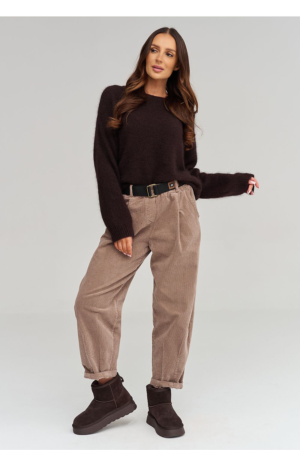  Pantalon en velours côtelé model 232015 Makadamia 